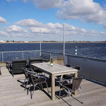 Ship In Aalsmeer With Kitchen 阿斯米尔