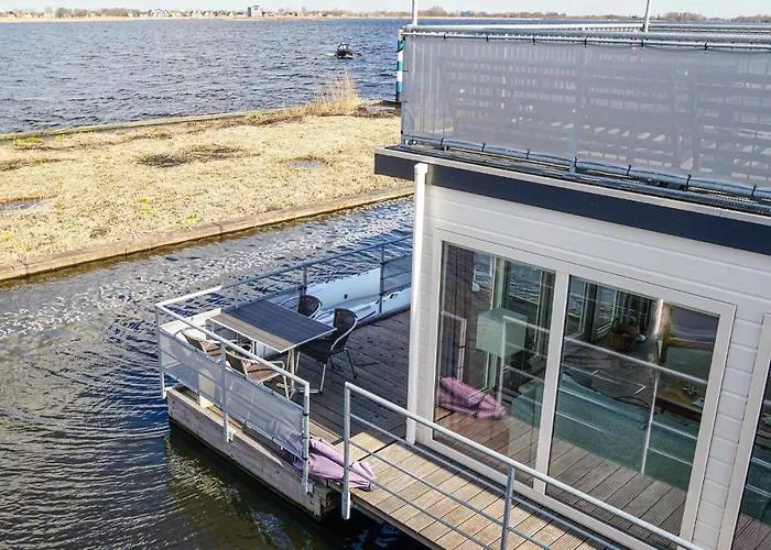 Botel Ship In With Kitchen 4*